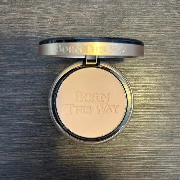 Too Faced Born This Way Pressed Powder Foundation - Picture 4 of 4